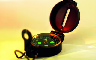 Compass red case yellow background - a black case free wallpaper