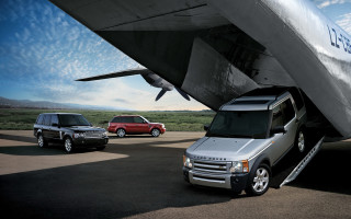 Range rover jeep plane runway 2 - a plane in the background free wallpaper