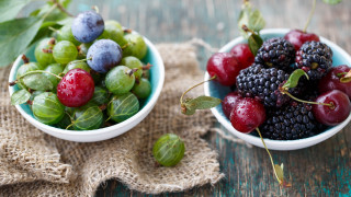 Fruit bowl stilllife closeup berries - fruit free wallpaper