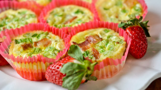 Cupcakes strawberries plate berries blueberry - the side of the plate free wallpaper