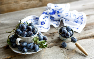Blueberries bowl cup wooden table - a wooden table free wallpaper