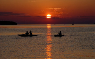 Sunset boat people water mountains - a few boat free wallpaper