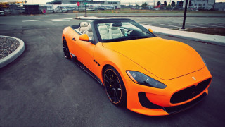 Bright orange sports car parking 9 - the background and a building in the background free wallpaper