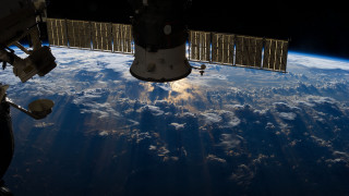 Sunshine through clouds earth horizon - space shuttle free wallpaper