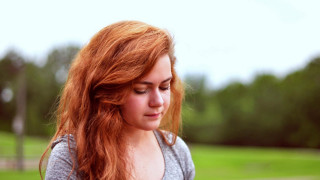 Red haired woman park portrait - caroline chariotdayez free wallpaper