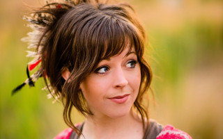 Woman feathered headband smile arabella - headband free wallpaper