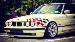 White car checkered hood parking - the front of its free wallpaper