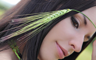 Woman greenheadband greennecklace cellphone gothic - olive skin free wallpaper