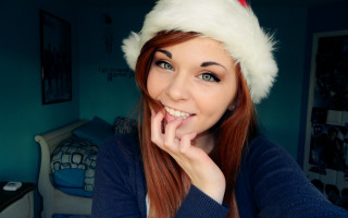 Santa hat funny face green - her chin free wallpaper