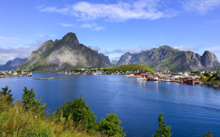 Lake mountains town boats sky - a few boat free wallpaper