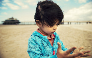 Little girl beach ocean hands - a little girl free wallpaper