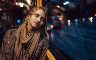 Woman streetlights night blonde scarf - a scarf free wallpaper