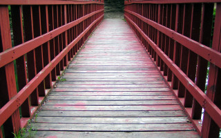 Red bridge railing bench green - a red bench free wallpaper