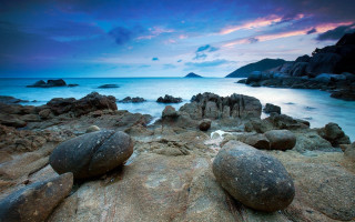 Rocky beach dusk purple sky - a rocky beach free wallpaper