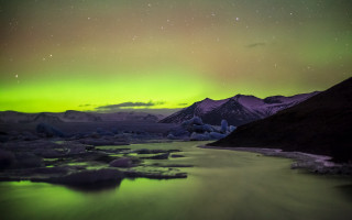 Aurora boreal mountain lake ice - ice chunk free wallpaper