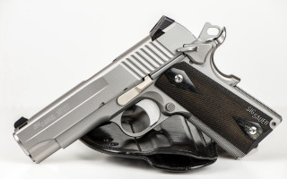 Gun blackbelt silvercase whitebackground clipper - a black belt free wallpaper
