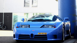 Blue sports car tiltshift bicycle - de stijl free wallpaper