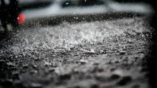 Rainy night cityscape aurora moon - a car free wallpaper