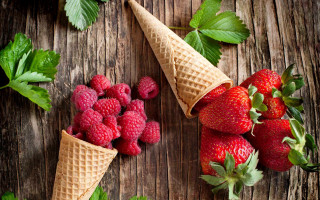 Berries cones wooden table leaves - a wooden table free wallpaper
