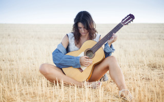 Woman field guitar blue shirt - figurative art free wallpaper