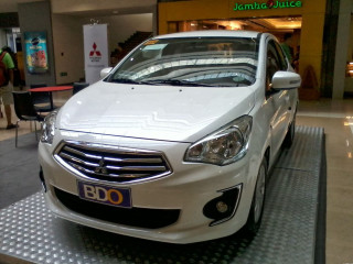 White car mall display people - abidin dino free wallpaper
