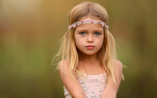 Little girl tiara dress portrait - a little girl free wallpaper