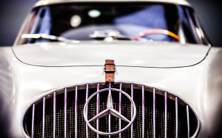 Mercedes benz grille man tilt - sharp detail free wallpaper