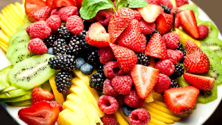 Fruit plate berries kiwi strawberries - strawberry free wallpaper