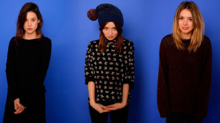 Three women blue background hats - their head free wallpaper