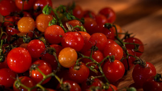 Tomatoes water drops wooden table - a wooden table free wallpaper