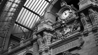 Clock building skylight window averetto - the side of a building free wallpaper