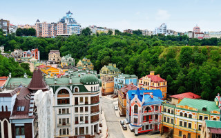 Colorful cityscape trees blue sky - a few cloud free wallpaper