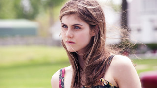 Woman longhair park serious eyes - a park free wallpaper