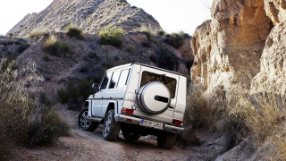 Jeep roundwindow rockytrail mountain landart - round free wallpaper