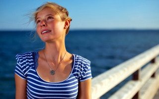 Woman pier sky water necklace - a necklace free wallpaper