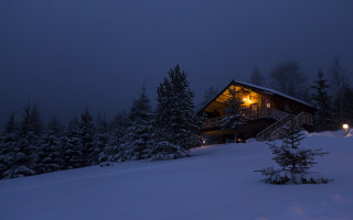 Cabin snow lit porch night - american romanticism free wallpaper