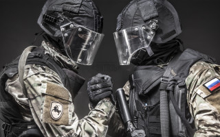 Soldiers gear guns helmets black - foto realistic free wallpaper