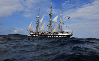 Large boat cloudy sky matte - under free wallpaper