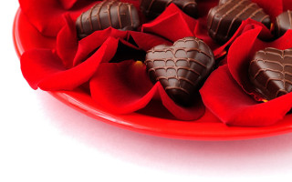 Plate chocolates red petals red - red petal free wallpaper