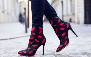 Woman legs highheels redlips blackbackground - bold free wallpaper