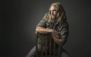 Man long hair crossed arms - his leg free wallpaper
