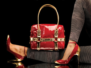 Woman legs red purse gold - a black surface free wallpaper