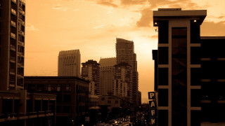 City skyline traffic light sunset - a yellow sky in the background free wallpaper
