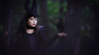 Gothic fantasy woman bird horns - a costume holding free wallpaper