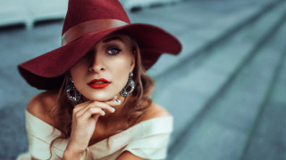 Woman red hat white dress - a red hat free wallpaper