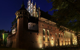 Gothic clock tower night cityscape - a clock tower free wallpaper