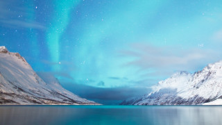 Mountain lake starry aurora night - an gyeon free wallpaper for desktop