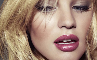 Blonde woman red lip pop - a red lipstick free wallpaper