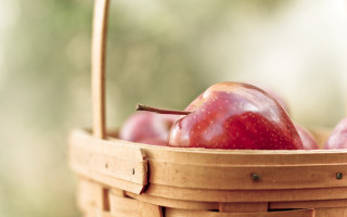 Basket apples table room blurry - a table in a room free wallpaper