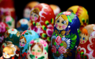 Colorful nesting dolls store window - naive art free wallpaper for desktop